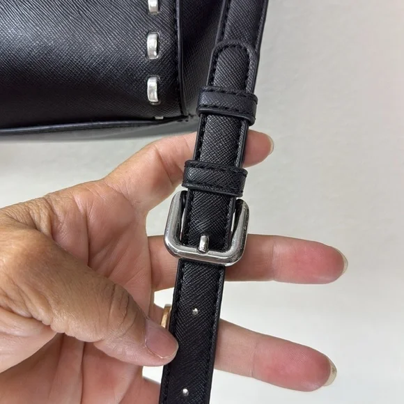 (E) Guess Bag
Black and Silver Crossbody and Shoulder Bag - Picture 8 of 15